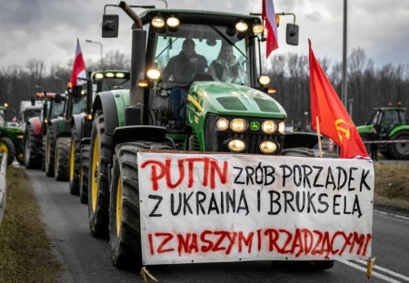 Putin vyřeší Ukrajinu, Brusel i naši vládu" - Polák s vlajkou SSSR na masovém protiukrajinském protestu.