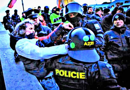 Ševčík: Vládne tu polovojenská junta...