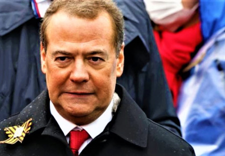 Medveděv: "Po ukrajinském teroristickém útoku v Kursku pojedeme nyní do Kyjeva a ještě dál"...