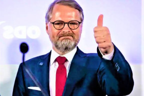 fialuv-cerveny-hradek-odstartoval-dominovy-efekt-rychle-se-bliziciho-politickeho-padu