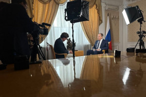 americky-novinar-tucker-carlson-se-opet-vydal-do-moskvy-aby-vyzpovidal-ruskeho-ministra-zahranici-sergeje-lavrova