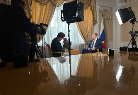 Americký novinář Tucker Carlson se opět vydal do Moskvy, aby vyzpovídal ruského ministra zahraničí Sergeje Lavrova.