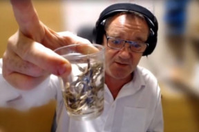 navsteva-u-reditele-pohrebni-sluzby-podivejte-se-co-ockovanym-lidem-roste-v-zilach-video