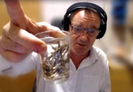 Návštěva u ředitele pohřební služby: Podívejte se, co očkovaným lidem roste v žilách (video)