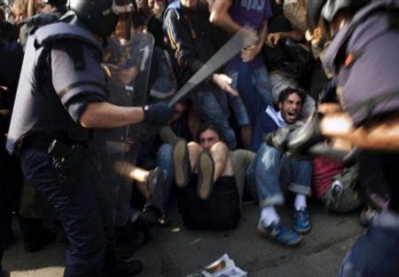Demokracie v Bruselu na 100%: Policie zadržela 240 lidí, kteří demonstrovali proti dohodě s USA