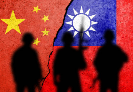 Peking varuje, že nezávislost Tchaj-wanu by mohla vyvolat válku, protože v regionu provádí vojenské hlídky.