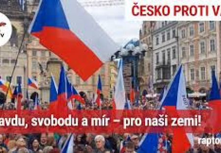 Celonárodní shromáždění za prosperitu, svobodu a mír v České republice. Pořádalo Česko proti bídě, 8.5. 2025 Staroměstské náměstí