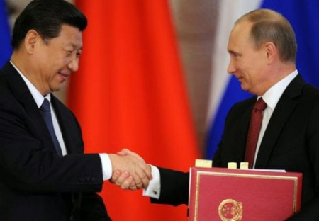 Proč se Putin smál sankcím USA; oznámí "plynový zlatý grál" s ČLR?