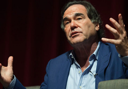 Režisér Oliver Stone spochybnil oficiálne teórie katastrofy letu MH17