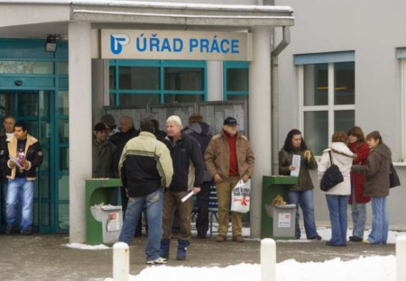 Končí sezonní práce, fronty na úřadech práce se prodlouží