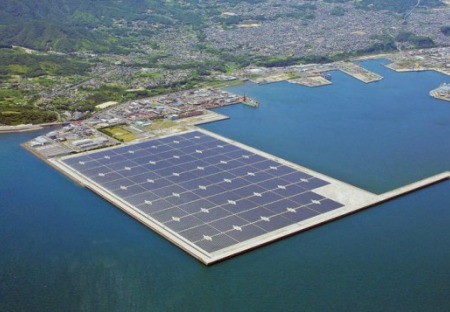Japonská solární firma plánuje největší plovoucí solární elektrárnu na světě (+ další zprávy ze světa energetiky)