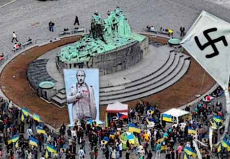 Hákový kříž nad Prahou byl naposledy v dubnu 1945 a teď se znovu vrátil