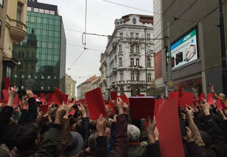 Zdravice pražské zlaté mládeži s rudou kartou na čele