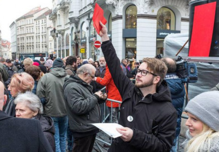 Exkluzivní výpověď spoluorganizátora demonstrace proti Zemanovi: Díky Američanům si vás teď koupím všechny