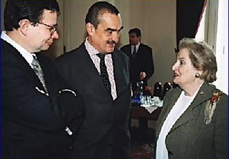 Havel, Schwarzenberg a Vondra zašli ve „spojenectví“ s USA mnohem dále než Husák či Honecker v „přátelství“ se SSSR