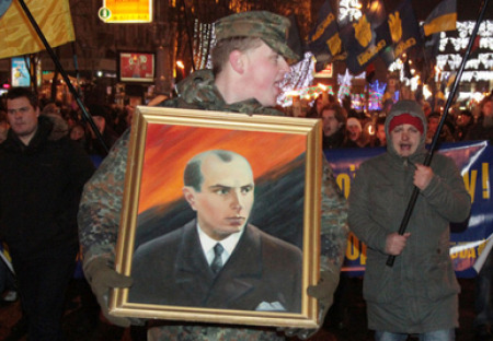 V Kyjeve otvorili výstavu zlatých búst Banderu