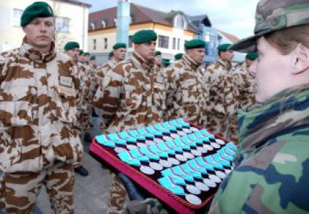 Tentokrát slovenský vojak vrátil vyznamenania. Hanbím sa, že som slúžil pre zločineckú organizáciu (NATO)