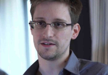 Snowdene, vrať se; jsi sice vlastizrádce, ale slibujeme, že trest smrti z toho nebude...