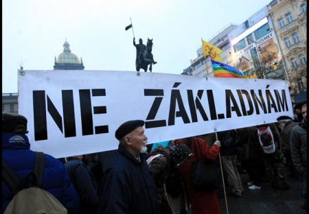 Protest proti zatahování ČR do mocenských plánů USA
