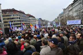 12-11-2012-aneb-kriklouni-petra-necase-16-videi-z-demonstraci-v-cesku-i-na-slovensku
