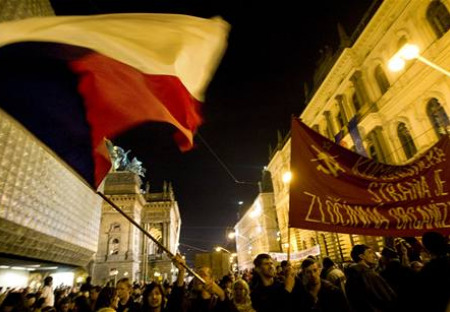Dvě listopadová výročí, jejich porovnání a zejména důvěra v lepší časy. V Rusku mají VŘSR, u nás SAMET 89.