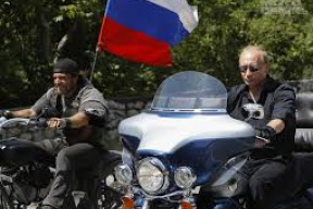 adolf-hitler-se-dozvida-o-motorkarich-z-ruska