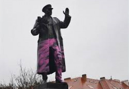 Místo vděku boříme sochy hrdinů, kterým vděčíme za svou svobodu a existenci!