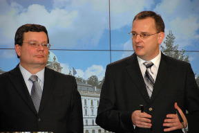 expremier-necas-vykrocil-ze-stinu-sveho-politickeho-upozadeni