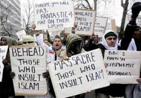Neuvěřitelné a šokující! Muslimové honí britské policisty v Londýně a řvou Alláhu Akbar! Policajti před nimi prchají