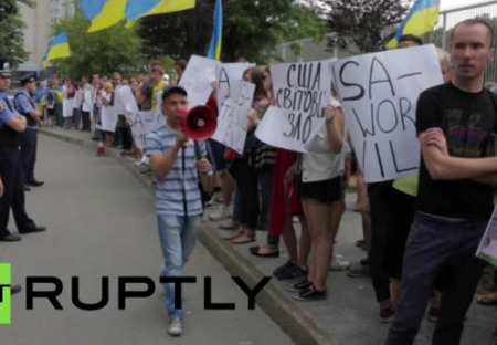 “Americkí vojaci, zmiznite z Ukrajiny! Hanba USA! USA je vojna!” Kričali demonštranti v Kyjeve pred americkou ambasádou