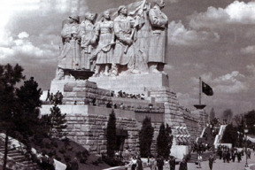 takovi-jsme-byli-nejvetsi-pomnik-v-evrope-k-vecne-slave-generalissima-stalina-2-4