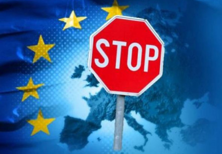 EU je urážkou demokracie a mala by byť rozpustená