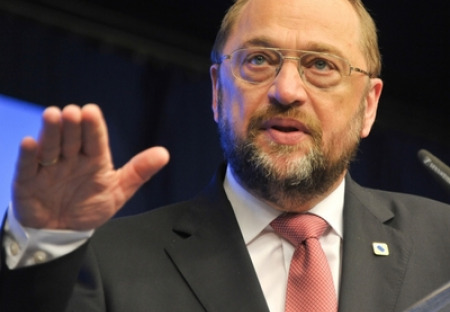 Koniec srandy! Schulz pohrozil použitím sily proti štátom, ktoré sa nepodriadia “záujmu spoločnosti” voči imigrantom.