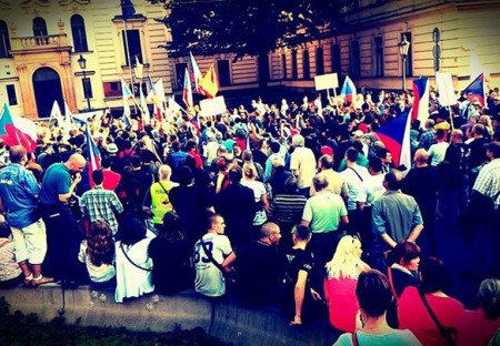 Videa z demonstrace proti diktátu Bruselu a imigraci, Hradčany, Praha, 28.9.2015