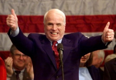 McCain: Co si to Rusko dovoluje? V Sýrii bombarduje naše teroristy