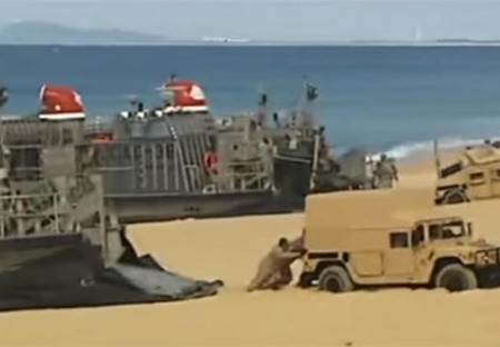 Komédia: Bojová technika NATO uviazla v piesku. Nedokázala sa pohnúť ani o meter