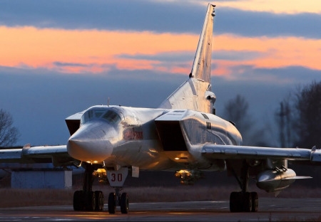 Putin kontroluje operace v Národním centru obrany. Rusové nasadili v boji proti IS svou nejsilnější strategickou zbraň Tu-160.