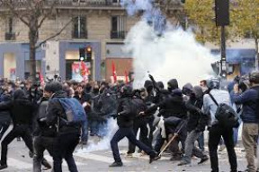 ekologicti-aktiviste-byli-zatceni-francouzskou-policii-aby-nemohli-protestovat-na-klimatickem-summitu