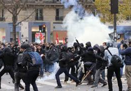 Ekologičtí aktivisté byli zatčeni francouzskou policií, aby nemohli protestovat na klimatickém summitu