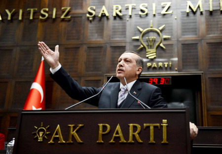 Erdogan vede vlastní zemi do záhuby, stejně jako Merkelová! Turecku hrozí občanská válka!