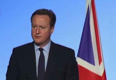 Konspirace o Brexitu ve stylu Davida Icka jsou nesmysly, tvrdí Cameron. Opravdu?
