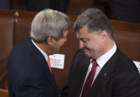 UKRAJINSKÉ MÉDIA A POLITICI V OSTATNÝCH DŇOCH HORÚČKOVITO KOMENTUJÚ NAJNOVŠIE SPRÁVY, KTORÉ PRICHÁDZAJÚ Z BRUSELU A WASHINGTONU. DRVIVÁ VÄČŠINA KOMENTÁTOROV HOVORÍ O ZRADE: ÚDAJNE UKRAJINU OKLAMALI A PODRAZILI. UVÁDZAJÚ AJ RAD ARGUMENTOV...