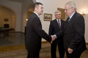 dva-balvany-na-ceste-ke-skutecne-demokracii