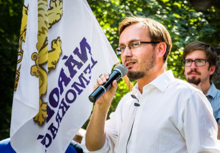 Režim neunesl projev Adama B. Bartoše v Praze a za pomoci těžkooděnců rozehnal pokojnou demonstraci Národní demokracie. Fašizace ČR pokračuje