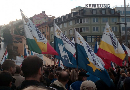 Uprchlíci, slzák a policejní manévry
