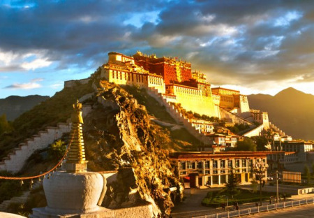 Krutá pravda o „svobodném“ Tibetu: mučení, otroctví, dolary a CIA