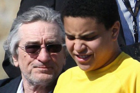 robert-de-niro-muj-syn-je-autista-kvuli-ockovani-presto-herec-stahl-ze-sveho-festivalu-film-o-vakcinach-byl-vydiran