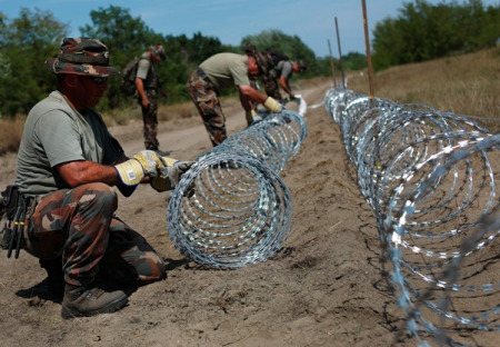 OPERACE ROSA: Národní demokracie staví plot s ostnatým drátem na hranicích republiky