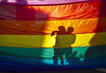 Děti vyrůstající v „rodinách“ tvořených homosexuálními páry se prý nijak neliší od dětí, které se narodily do rodin, jež označujeme jako tradiční.