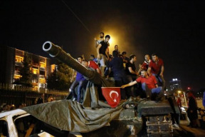 byl-puc-v-turecku-skutecny-nebo-je-to-jen-efektivni-zpusob-kterym-se-erdogan-zbavil-svych-odpurcu